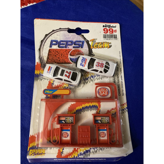 Golden Wheel Die Cast Metal Team Pepsi #19272C  Gas Station  With 2 Cars Comlia