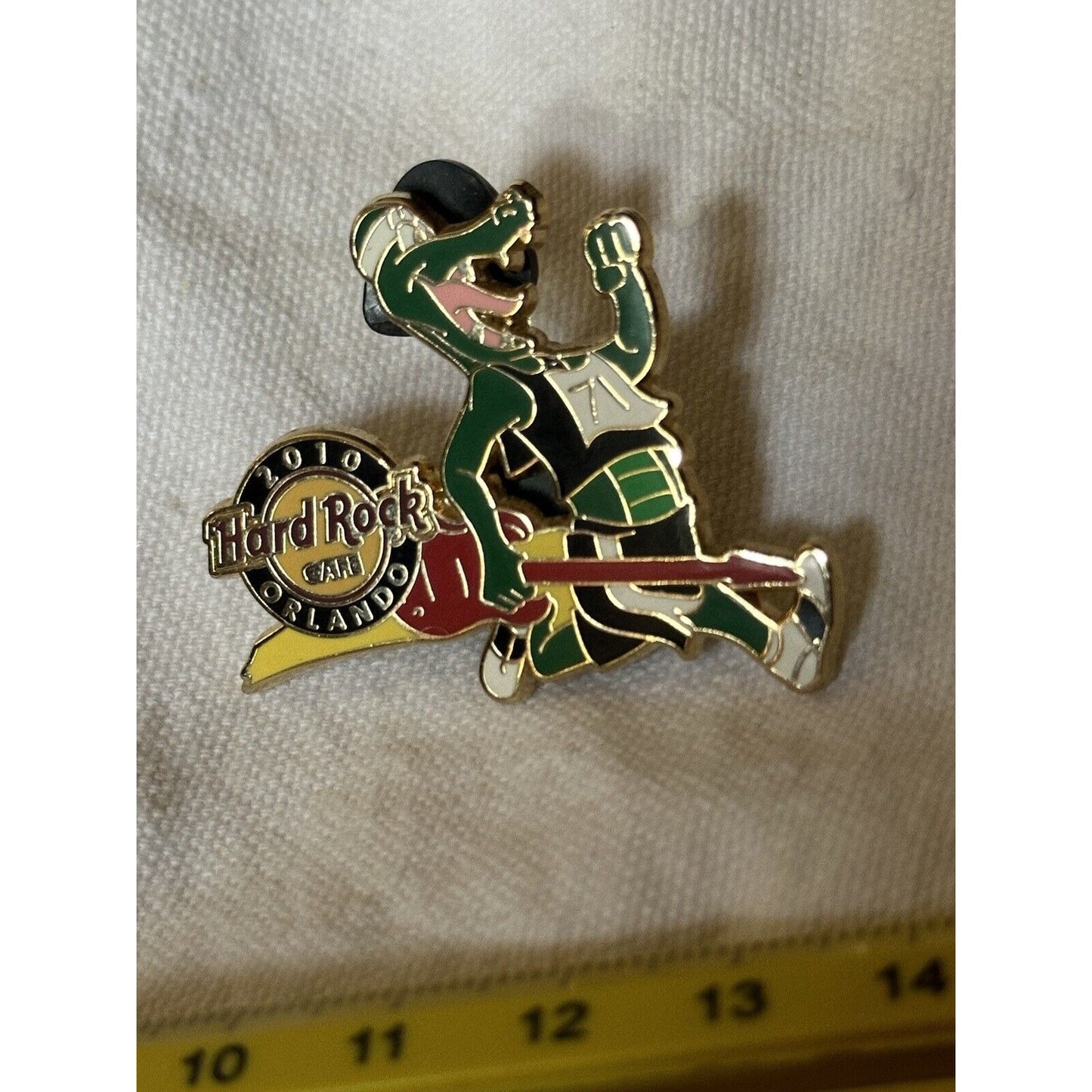 Hard Rock Cafe ORLANDO 2010 MARATHON Runner GATOR with GUITAR PIN ALLiGATOR