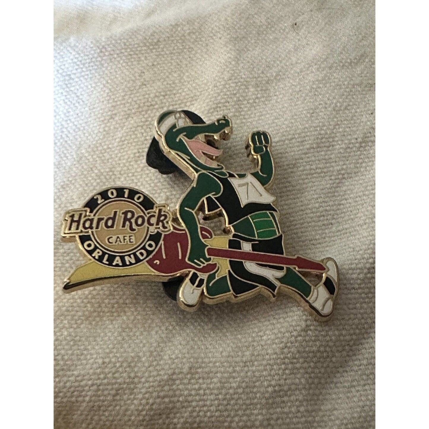 Hard Rock Cafe ORLANDO 2010 MARATHON Runner GATOR with GUITAR PIN ALLiGATOR