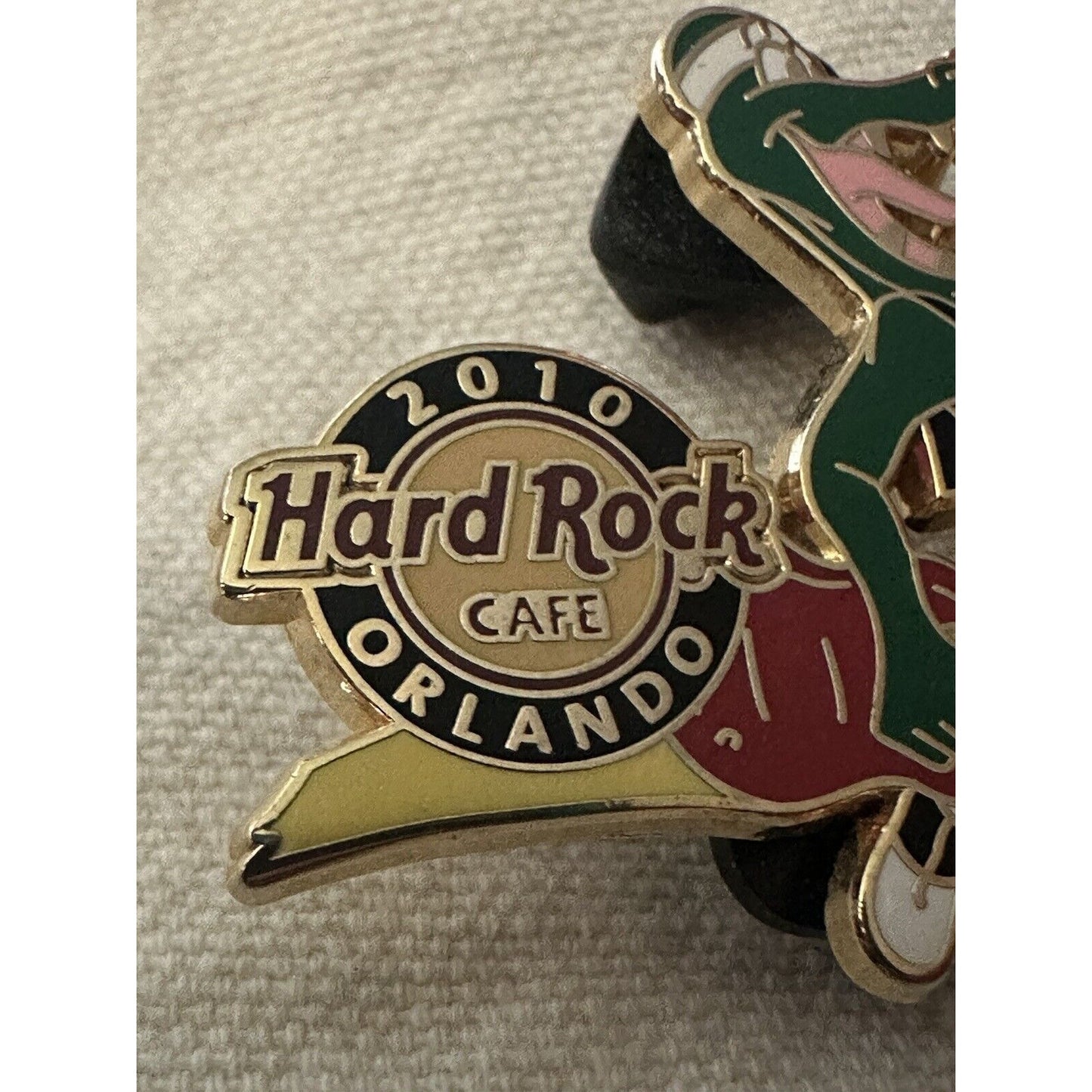 Hard Rock Cafe ORLANDO 2010 MARATHON Runner GATOR with GUITAR PIN ALLiGATOR