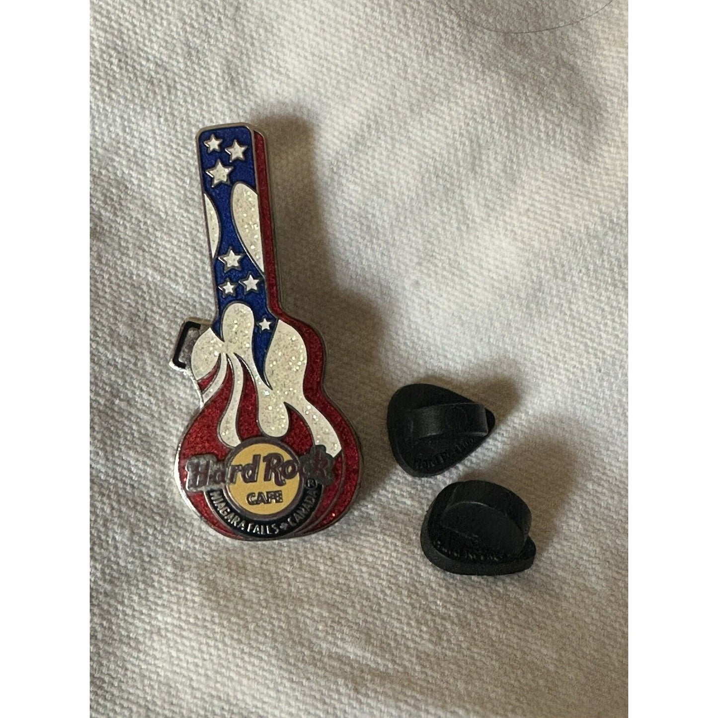 HARD ROCK CAFE NIAGARA CANADA  PIN PATRIOTIC FLAG GUITAR RED WHITE BLUE STARS LE