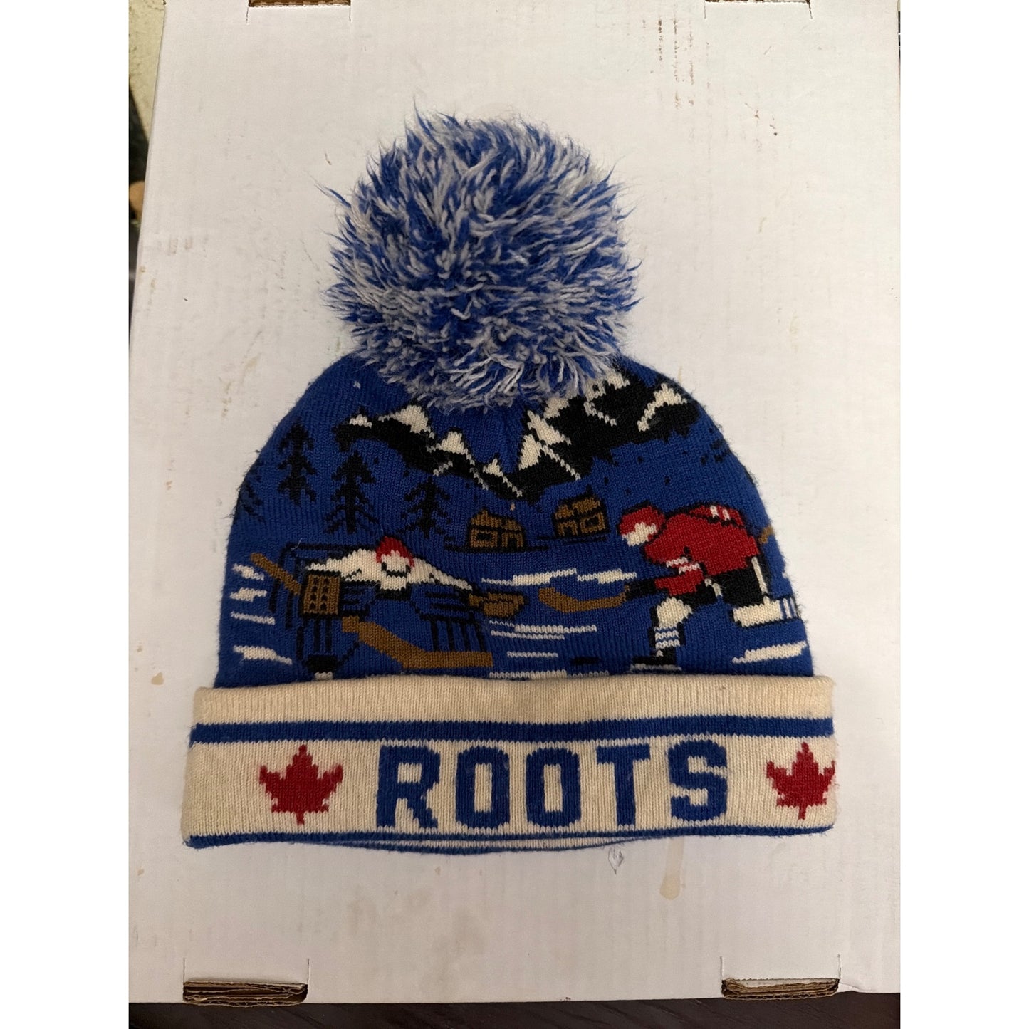 Roots Kids Winter hockey players  Knit Pom Pom Hat Blue Canada Design O/S