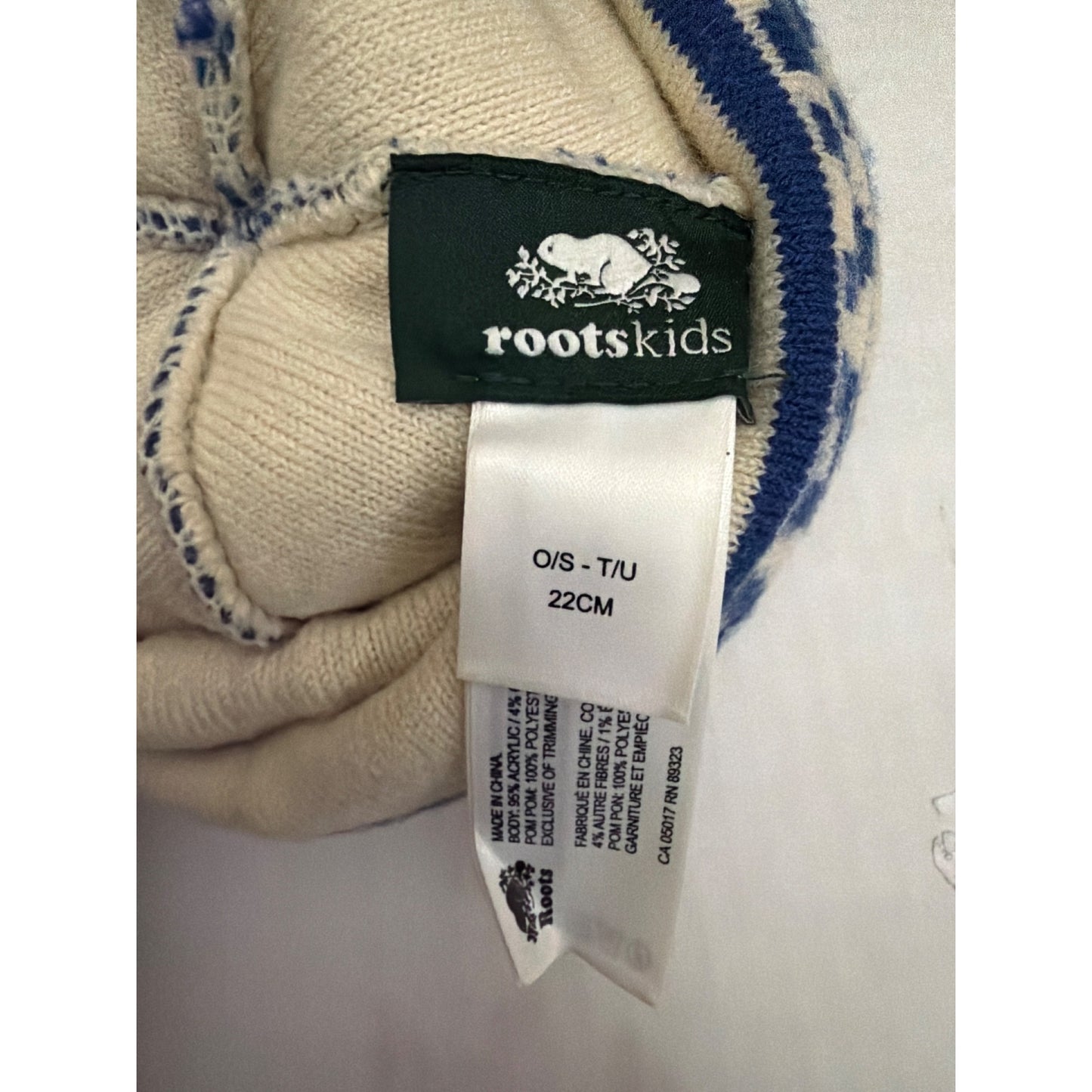 Roots Kids Winter hockey players  Knit Pom Pom Hat Blue Canada Design O/S