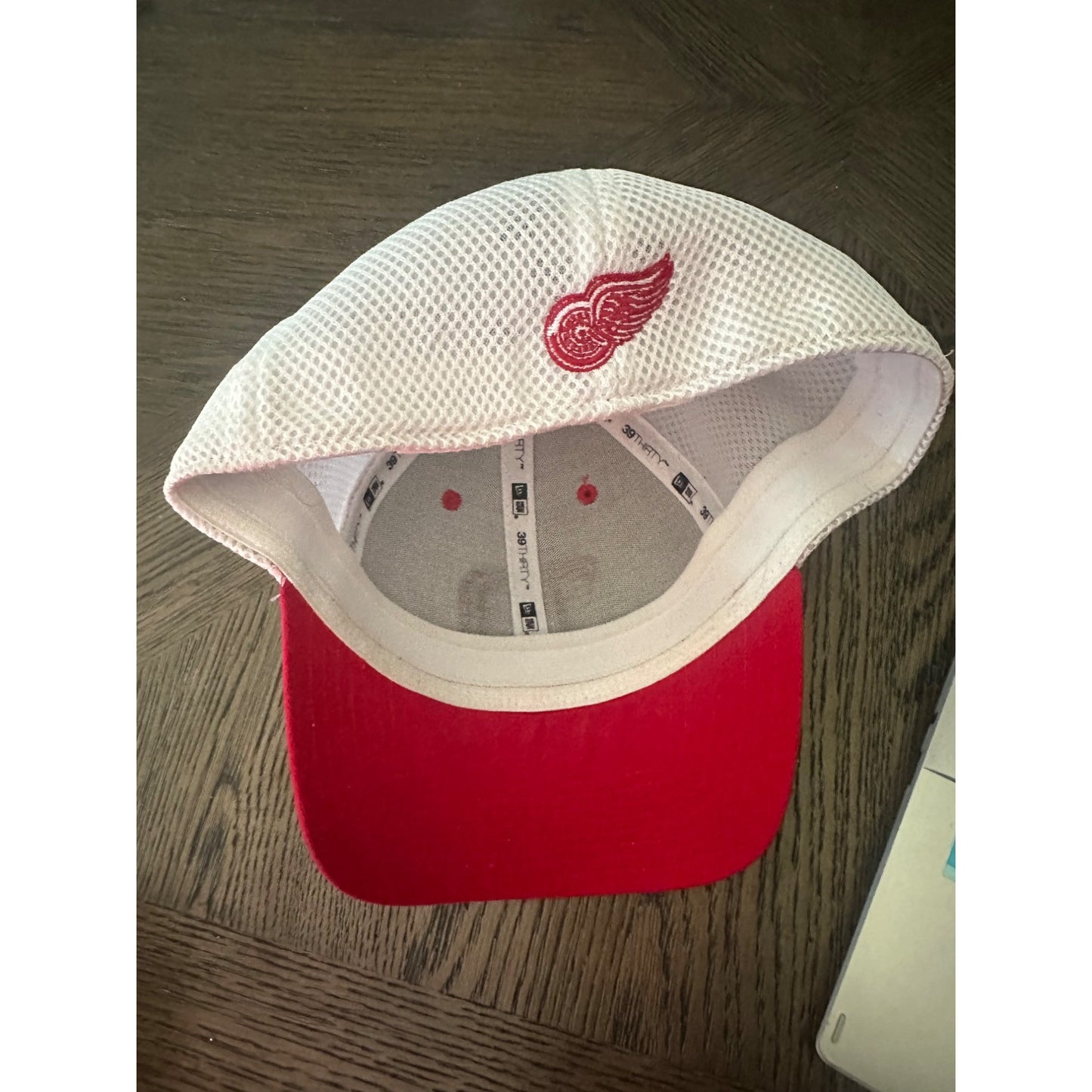 Detroit Red Wings New Era Cap Large-XL White & Red Mesh NHL Licensed