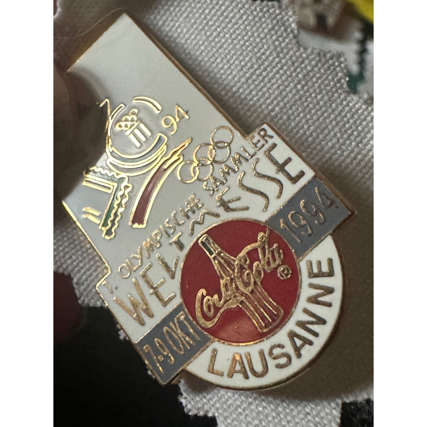 1994 Olympic Sammler Weltmesse Lausanne Pin Coca-Cola Logo 1.25" Enamel Lapel Pin